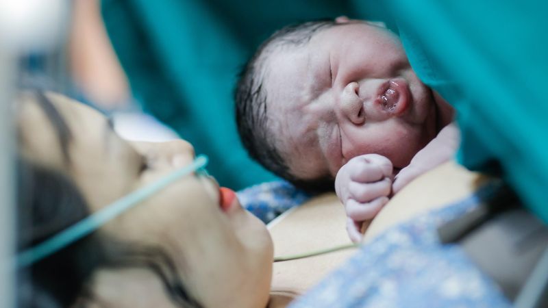 Thời gian chuyển dạ trung bình ở người sinh con đầu lòng thường kéo dài từ 12 đến 20 giờ