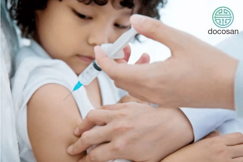 Tiêm phòng cúm cho trẻ có bị sốt không