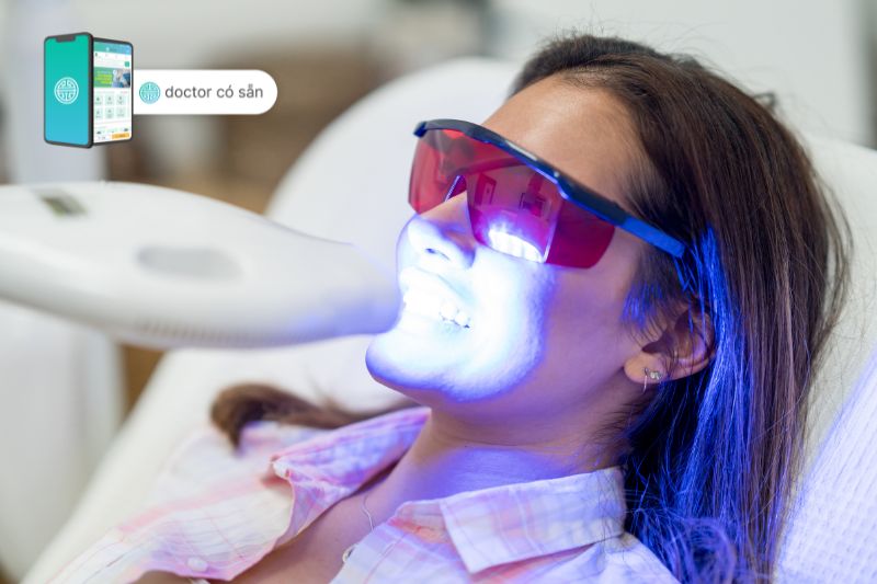 Làm trắng răng tại nha khoa bằng phương pháp kết hợp chiếu đèn và thuốc tẩy trắng