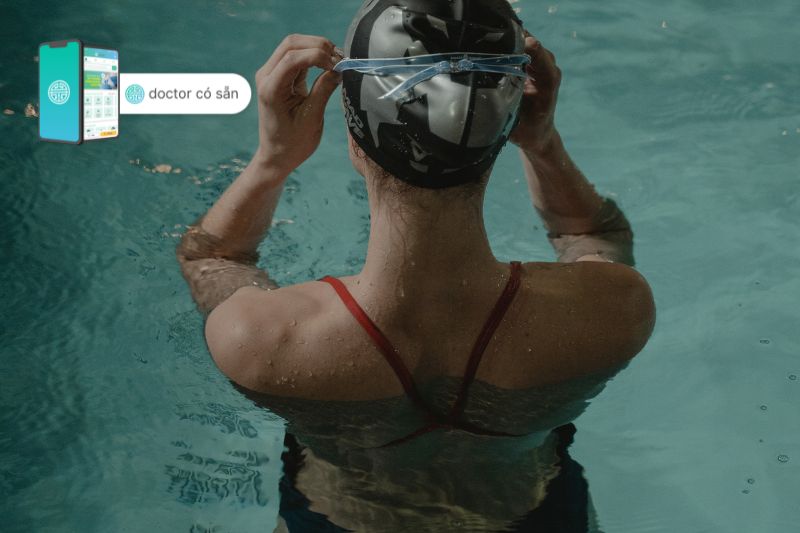 Nên sử dụng mũ bơi hoặc nút chặn để bảo vệ tai khi bơi lội
