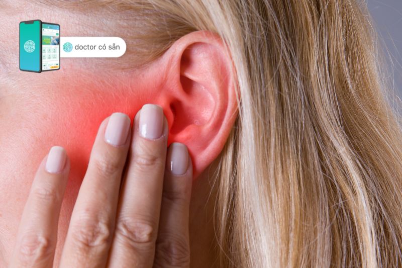 Sưng và đỏ ống tai ngoài là triệu chứng thường gặp của viêm tai ngoài