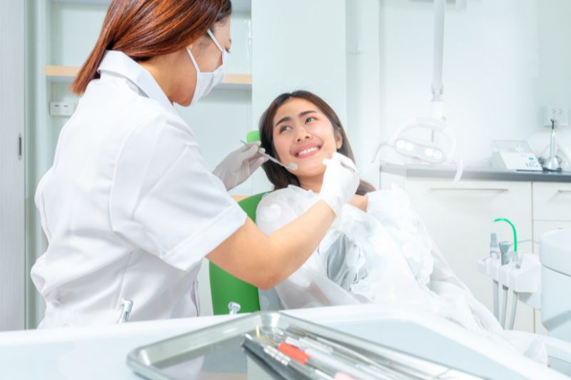 Thăm khám với bác sĩ nha khoa để được điều trị sưng chân răng hàm trên hiệu quả nhất
