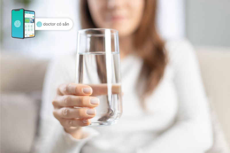 Uống đủ nước để ngăn ngừa cơ thể mất nước do tiêu chảy