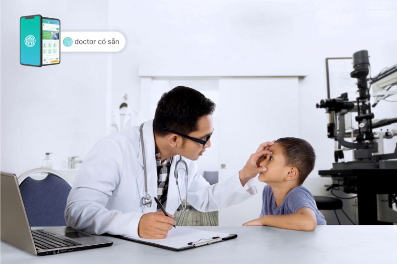 Bác sĩ thăm khám bệnh đau mắt đỏ cho trẻ