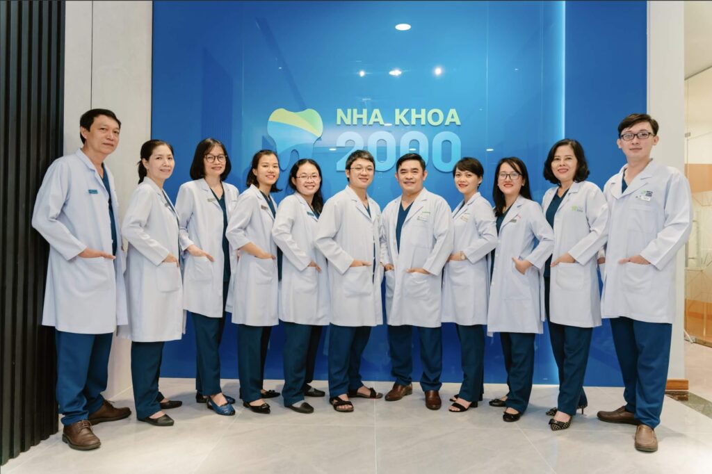 Nha khoa 2000 sở hữu đội ngũ nha sĩ nhiều năm kinh nghiệm trong việc điều trị lấy tủy răng