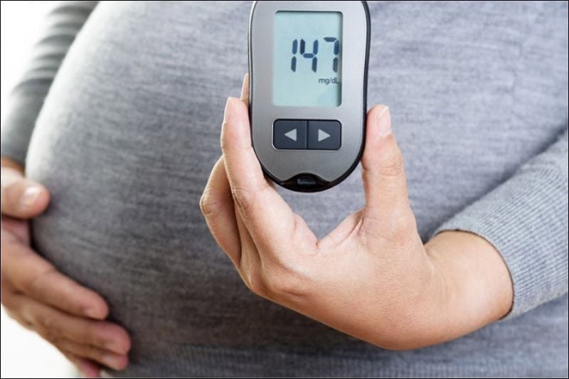 Mẹ bầu nên theo dõi đường huyết ít nhất 4 lần mỗi ngày khi sử dụng insulin