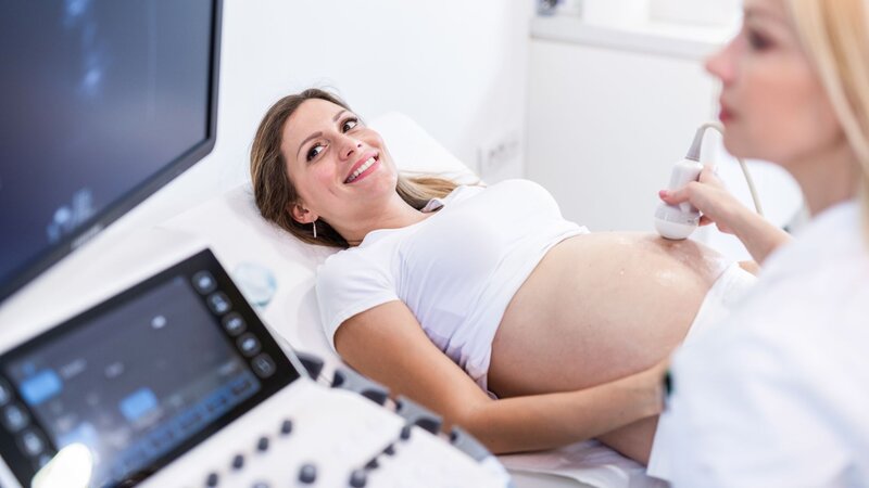 Bà bầu bị đau mắt đỏ không gây biến chứng nghiêm trọng cho cả mẹ và thai nhi nếu được chăm sóc đúng cách