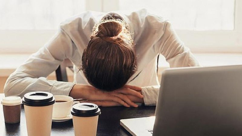 Ngủ không đủ giấc có thể khiến da trở nên nhợt nhạt và làm nổi rõ hơn quầng thâm và bọng mắt, tạo cảm giác mắt trũng sâu hơn