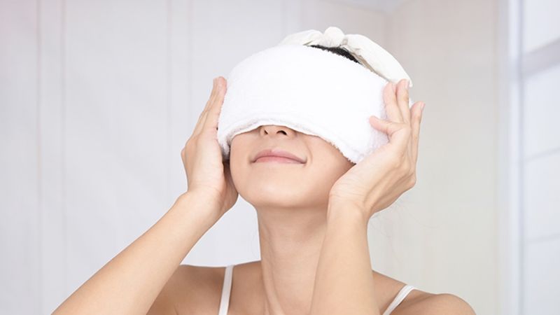 Đắp túi đá lạnh hoặc khăn lạnh lên vùng mắt có thể giúp giảm sưng và bọng mắt, tạo cảm giác tươi tắn hơn