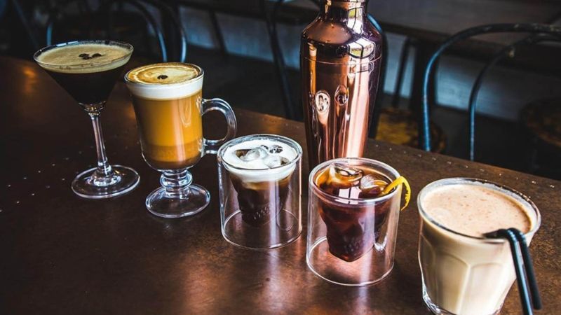 Caffeine và rượu có thể gây mất nước, làm giảm khả năng hấp thụ canxi và các dưỡng chất quan trọng khác