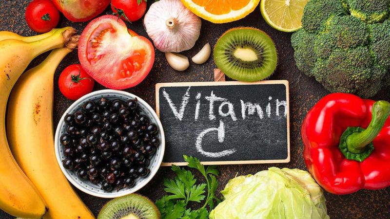 Vitamin C là một chất chống oxy hóa mạnh mẽ, giúp bảo vệ tế bào khỏi tổn thương và tham gia vào quá trình tổng hợp collagen, một thành phần quan trọng của đĩa đệm