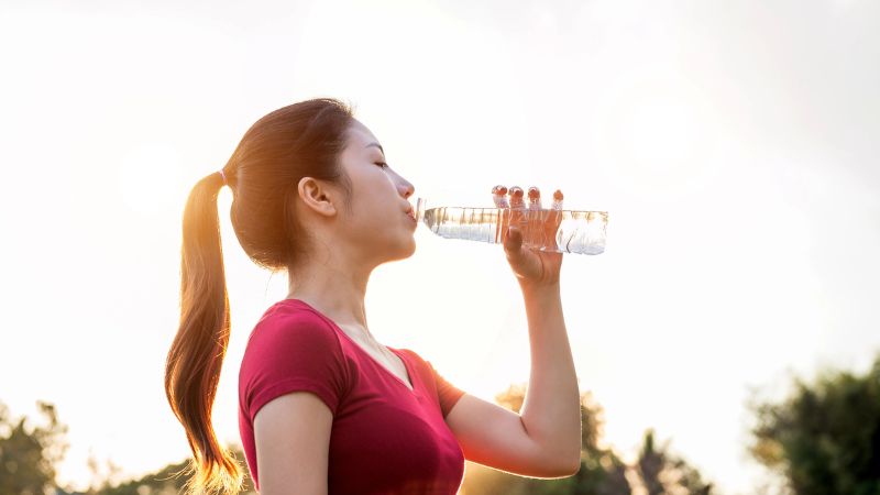 Uống đủ nước (khoảng 1.5-2 lít/ngày hoặc theo nhu cầu cơ thể)