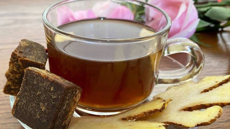 Sử dụng đồ uống ấm để giữ ấm cơ thể giúp phòng ngừa các bệnh lý trong mùa lạnh