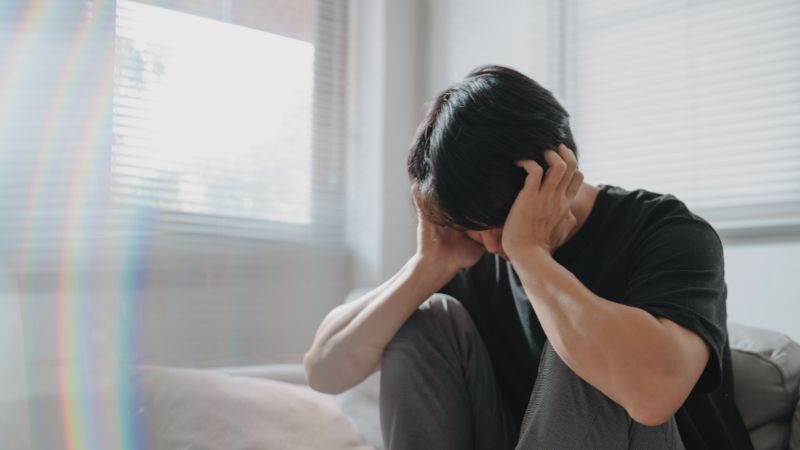 Nếu không được điều trị kịp thời, đau đớn sau phẫu thuật có thể dẫn đến nhiều biến chứng nguy hiểm như tăng huyết áp, suy giảm miễn dịch, lo âu, rối loạn giấc ngủ, và bí tiểu.