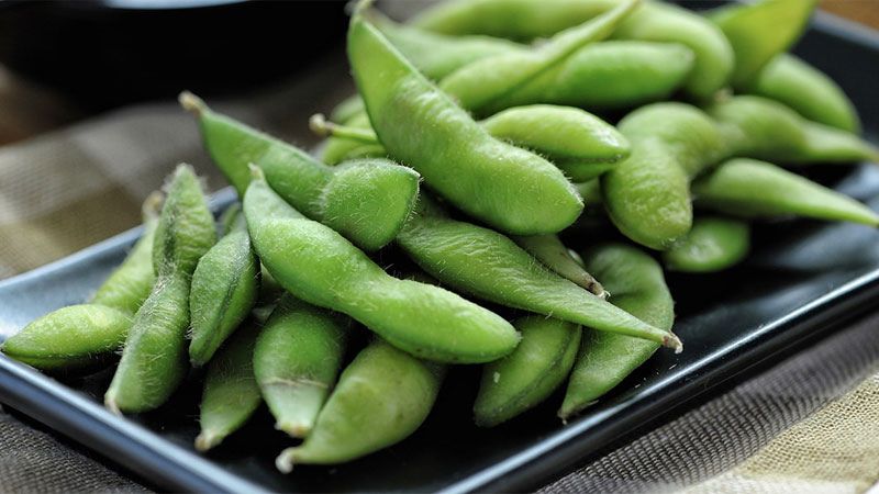 Đậu Edamame giàu isoflavone - một flavonoid có tác dụng giảm cholesterol máu