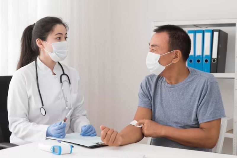 Bệnh nhân được bác sĩ thăm khám để phát hiện sớm các triệu chứng của bệnh xơ vữa động mạch.