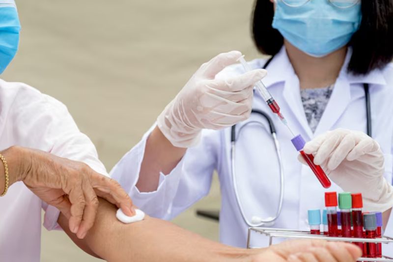 Bác sĩ thực hiện các xét nghiệm máu giúp phát hiện tình trạng bệnh xơ vữa động mạch