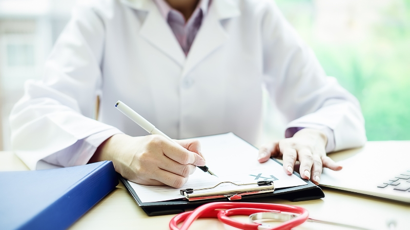 Sử dụng thuốc giảm đau không kê đơn cần tuân theo hướng dẫn của bác sĩ, dược sĩ