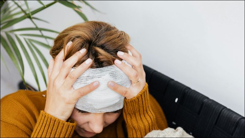 Chấn thương đầu thường có các biểu hiện như đau đầu, mất phương hướng, chóng mặt, buồn nôn hay thậm chí là mất ý thức