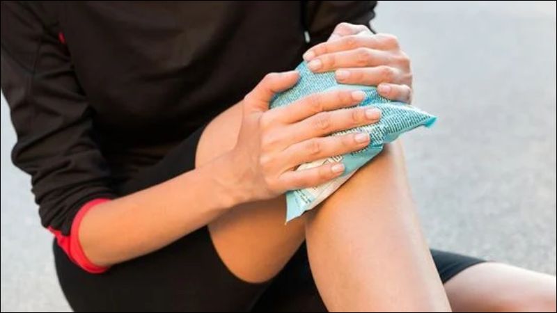 Khi gặp chấn thương cần sơ cứu ngay với nguyên tắc R.I.C.E trong 24–48 giờ đầu