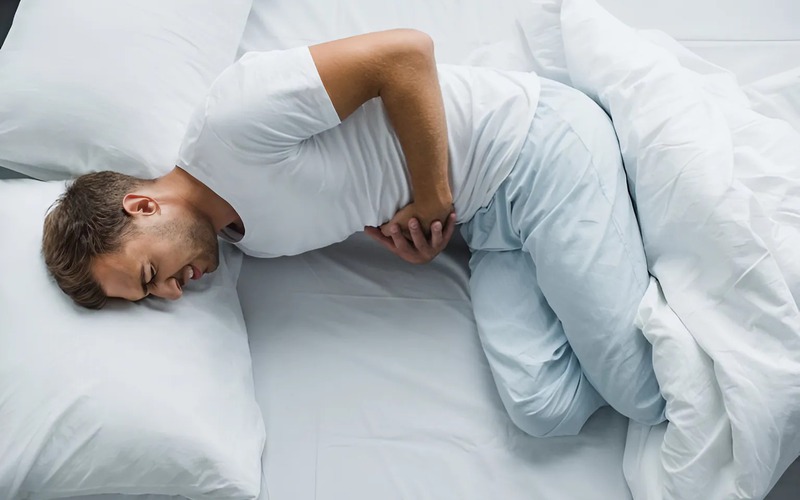 Hãy tìm gặp bác sĩ nếu bạn đau bụng dữ dội, không thuyên giảm