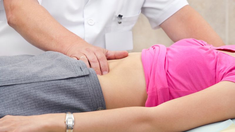 Khám triệu chứng lâm sàng là phương pháp chẩn đoán truyền thống khi khám dạ dày không cần nội soi