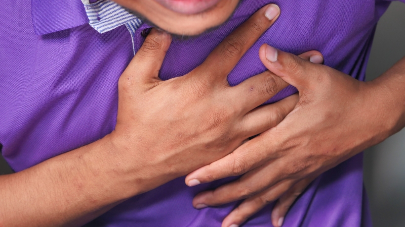 Nếu thấy các triệu chứng đau đầu, chóng mặt, đau ngực, khó thở thì hãy đi khám ngay