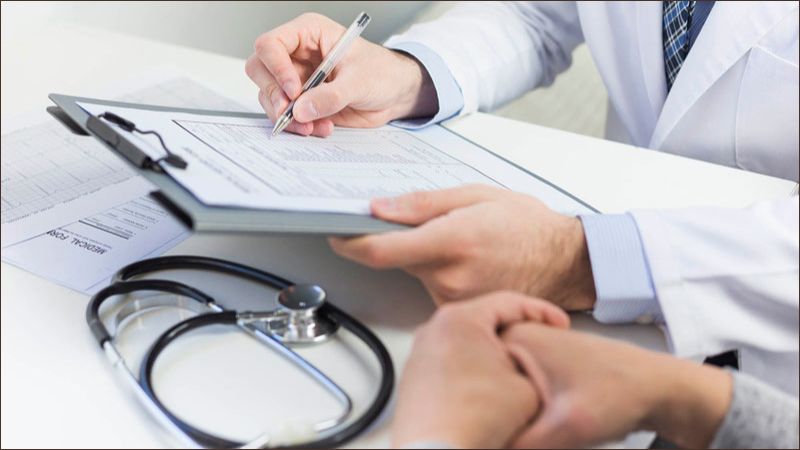 Nên mang theo hồ sơ bệnh án cũ và danh sách thuốc đang dùng để bác sĩ có thể nắm rõ tình trạng của bạn