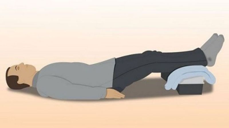 Người bệnh khi tụt huyết áp cần được ngồi hoặc nằm với tư thế đầu thấp, chân kê cao khoảng 20 - 30 cm