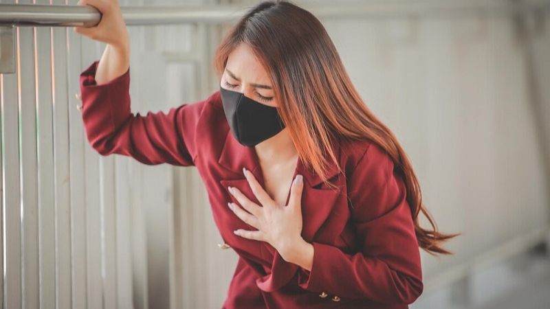 Người bị tụt huyết áp bất ngờ cần dừng ngay công việc đang làm và ngồi hoặc nằm xuống nghỉ ngơi