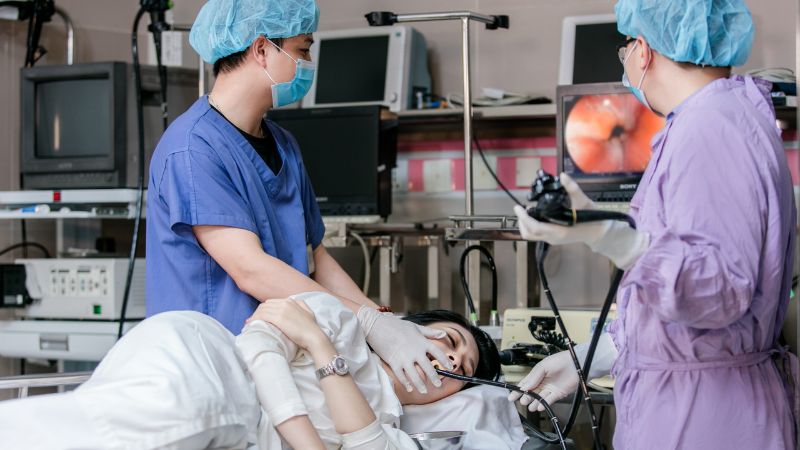 Trước khi nội soi, bạn cần nhịn ăn uống hoàn toàn trong khoảng 6-8 tiếng để đảm bảo dạ dày trống