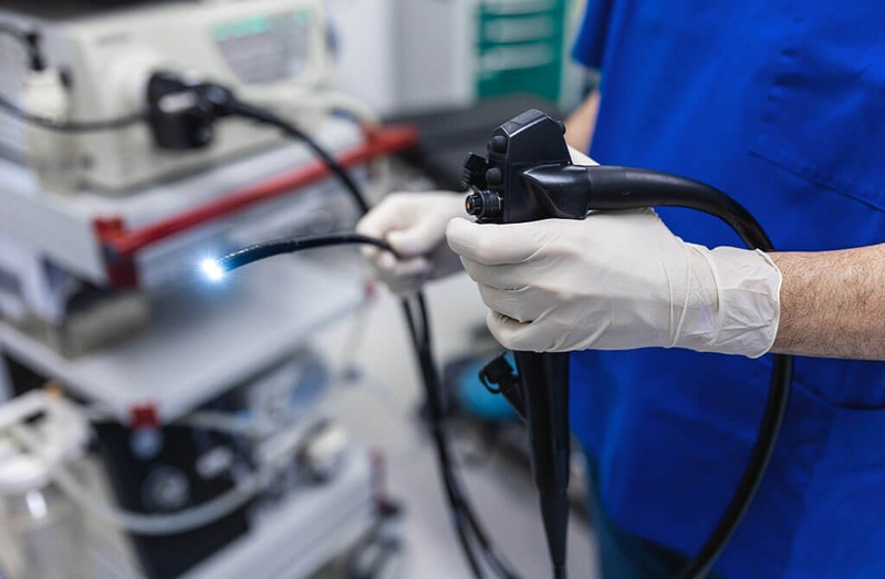 Nội soi đại tràng sử dụng ống soi mềm, đầu gắn camera và đèn để quan sát toàn bộ niêm mạc đại - trực tràng