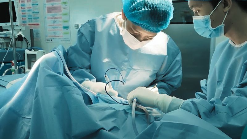 Bác sĩ tiến hành mổ kết hợp xương sau khi gây mê toàn thân, gây mê cục bộ hoặc gây tê tủy sống