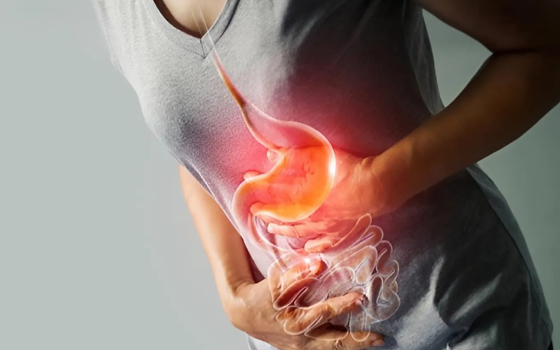 Ăn thực phẩm không vệ sinh hoặc ăn nhiều đồ cay nóng, dầu mỡ có thể gây kích ứng đường ruột