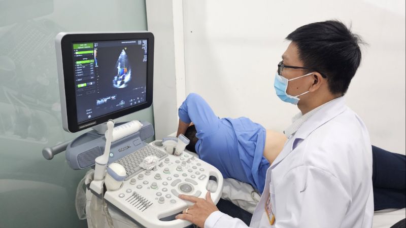 Siêu âm tim là một kỹ thuật chẩn đoán hình ảnh không xâm lấn, sử dụng sóng âm tần số cao để tạo ra hình ảnh động của tim