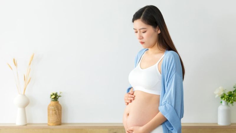 Sự thay đổi nội tiết tố trong thai kỳ, áp lực của thai nhi lên bàng quang và niệu đạo, cùng với tổn thương cơ sàn chậu trong quá trình sinh nở có thể làm suy yếu khả năng kiểm soát nước tiểu