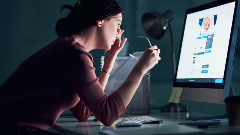 Mỏi mắt phổ biến ở người làm việc văn phòng, người đọc sách nhiều