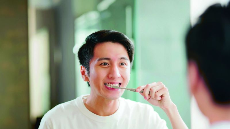 Duy trì chế độ vệ sinh răng miệng khoa học, chải răng nhẹ nhàng bằng bàn chải lông mềm