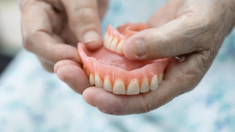 Độ bền trung bình của hàm giả tháo lắp là từ 3 - 5 năm tùy chất liệu và cách sử dụng