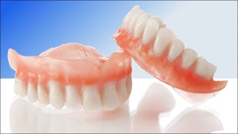 Trồng răng hàm giả tháo lắp là kỹ thuật sử dụng hàm răng giả có thể tháo ra, lắp vào để thay thế những chiếc răng bị mất