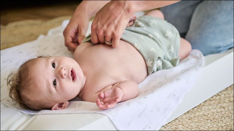 Việc lựa chọn quần áo, chăn ra mềm mại thoáng mát rất quan trọng trong việc bảo vệ làn da của trẻ