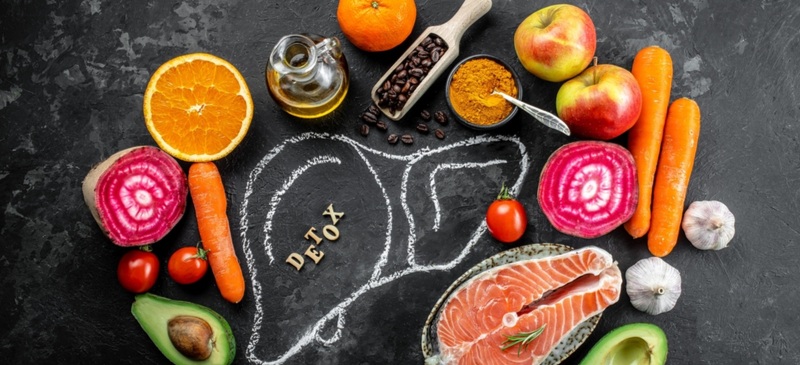 Ăn uống cân bằng, ưu tiên rau xanh, trái cây, đạm nạc, tránh thức ăn nhiều dầu mỡ để hỗ trợ gan và tăng hiệu quả điều trị