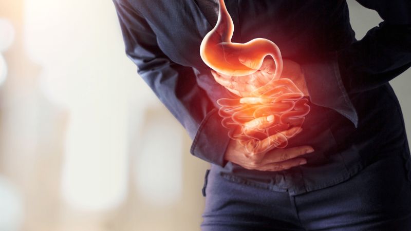 Triệu chứng phổ biến nhất của viêm loét dạ dày là cảm giác nóng rát hoặc đau vùng thượng vị