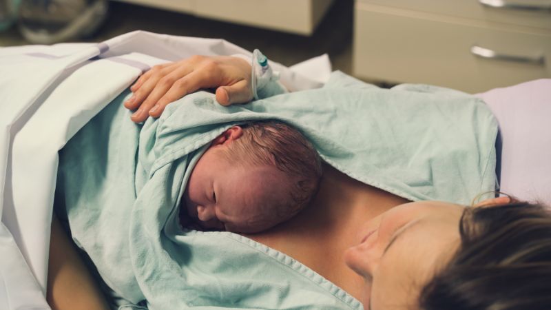 Nằm ngửa là tư thế cơ bản và thường được khuyến nghị sau sinh.