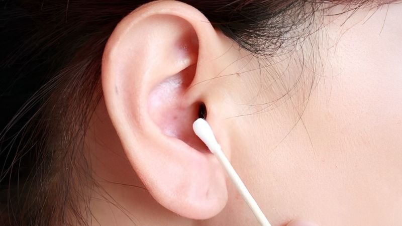 Nếu có dịch chảy ra từ tai, nên lau nhẹ nhàng bằng khăn mềm hoặc bông sạch, tuyệt đối không đưa vật gì vào trong tai