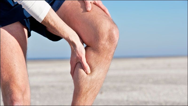 Căng cơ là tình trạng cơ bị kéo căng hoặc rách nhẹ do vận động mạnh