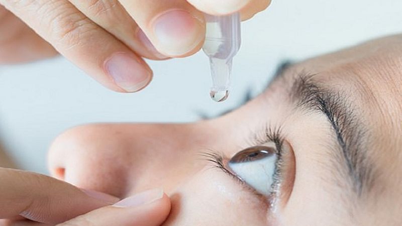 Nhỏ thuốc mắt theo đúng chỉ định của bác sĩ tại bệnh viện để đảm bảo hiệu quả điều trị