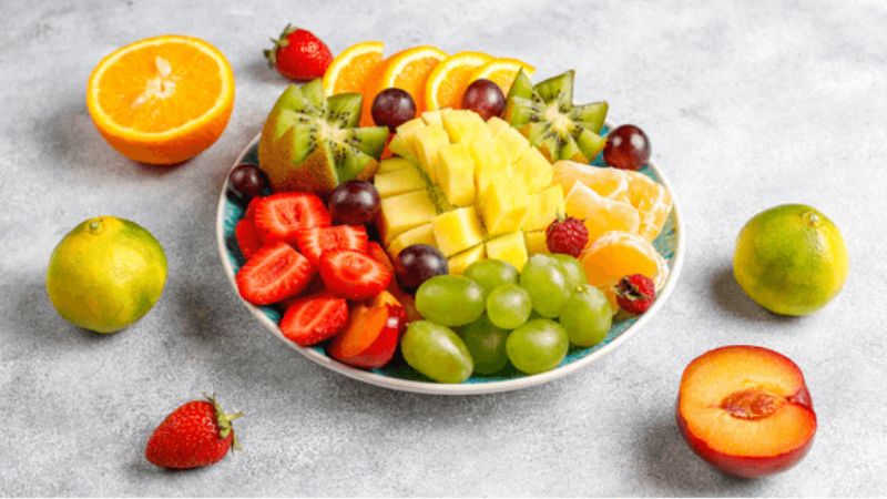 Ăn nhiều trái cây và rau xanh giàu vitamin (đặc biệt vitamin A, C, E) để tăng cường sức đề kháng và hỗ trợ lành thương