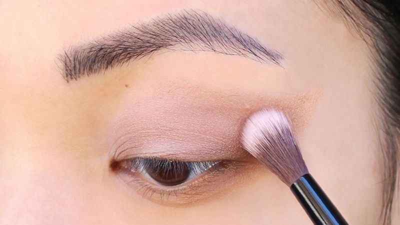 Việc sử dụng mascara, phấn mắt hay eyeliner có thể gây bít tắc lỗ tuyến lệ, dẫn đến kích ứng, nhiễm trùng