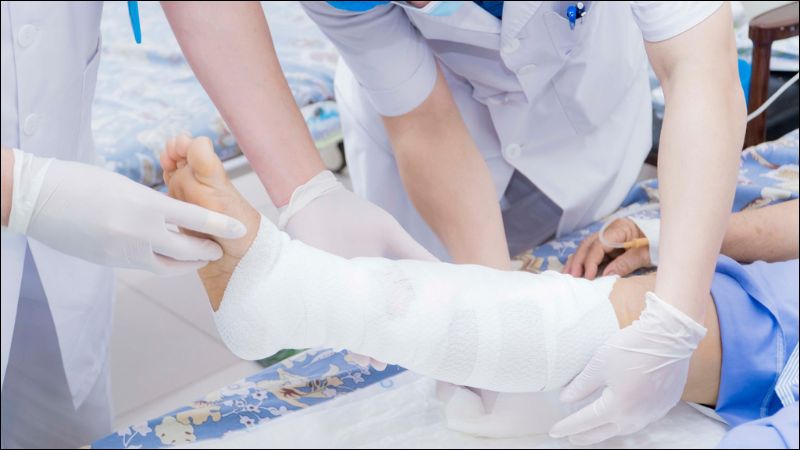 Chăm sóc vết thương đúng cách là điều kiện tiên quyết để bệnh nhân nhanh hồi phục